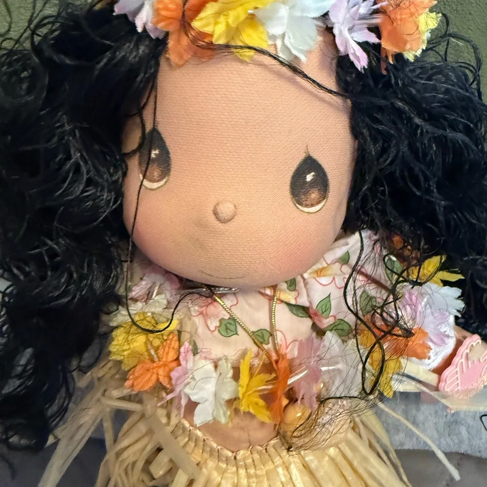 Precious Moments Mahealani Hawaiian Doll Pink Lei Skirt Hawaii with stand